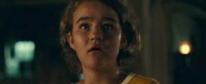 Millicent Simomonds assustada em um lugar silencioso