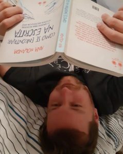 David Carvalho lendo o livro Como Se Encontrar na Escrita da jornalista Ana Holanda
